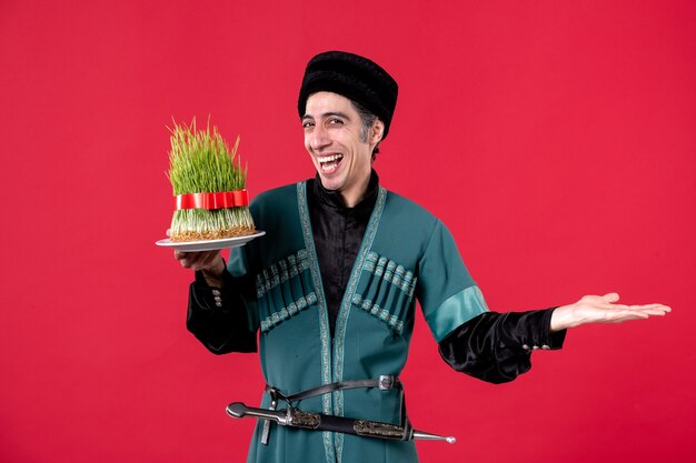 Portrait d'homme azéri en costume traditionnel avec semeni sur rouge