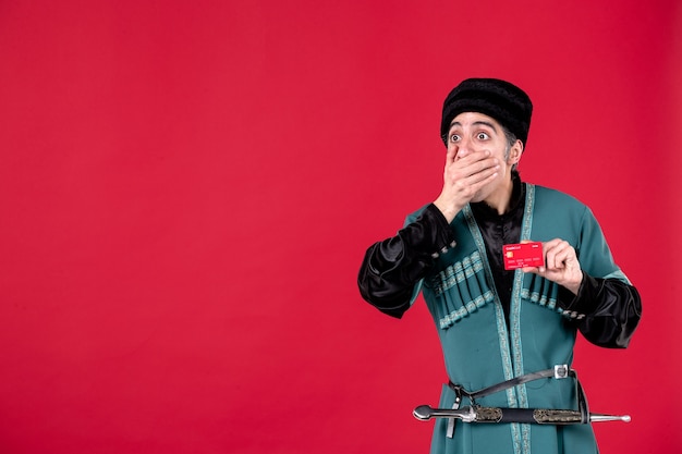 Portrait D'un Homme Azéri En Costume Traditionnel Tenant Une Carte De Crédit Studio Shot Argent Printemps Rouge Ethnique