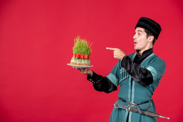 Portrait d'homme azéri en costume traditionnel tenant semeni studio shot red concept novruz danseur printemps