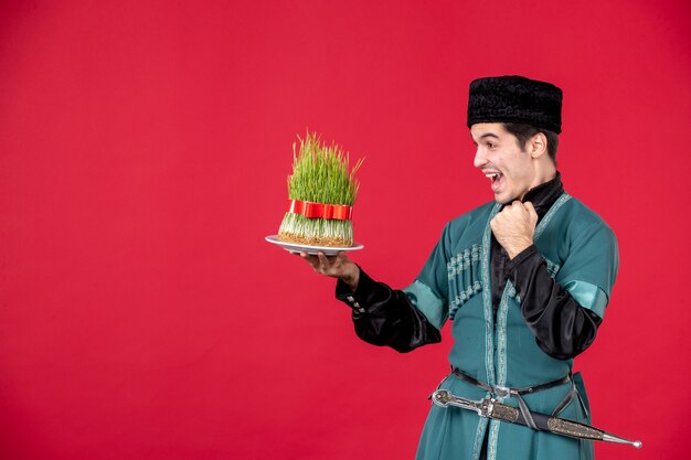 Portrait d'homme azéri en costume traditionnel tenant semeni studio shot rouge