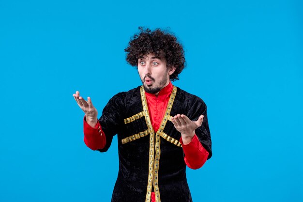 Portrait d'un homme azéri en costume traditionnel tourné en studio sur fond bleu concept ethnique danseurs de printemps novruz