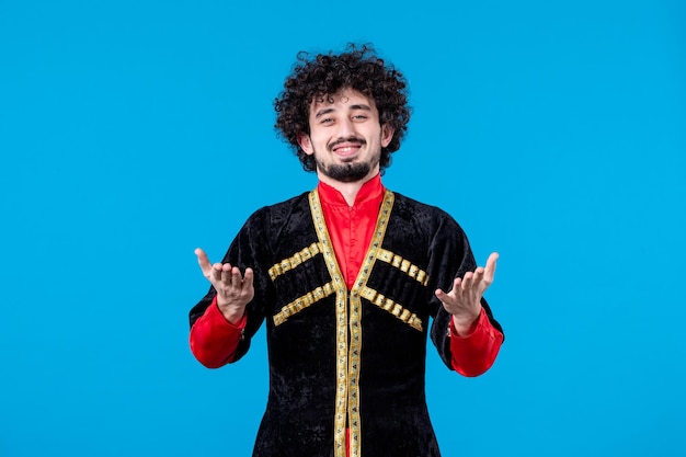 Portrait d'un homme azéri en costume traditionnel tourné en studio sur fond bleu concept novruz printemps photo ethnique