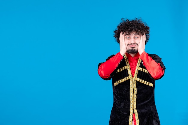 Portrait d'un homme azéri en costume traditionnel tourné en studio fond bleu printemps novruz couleur danseuse ethnique