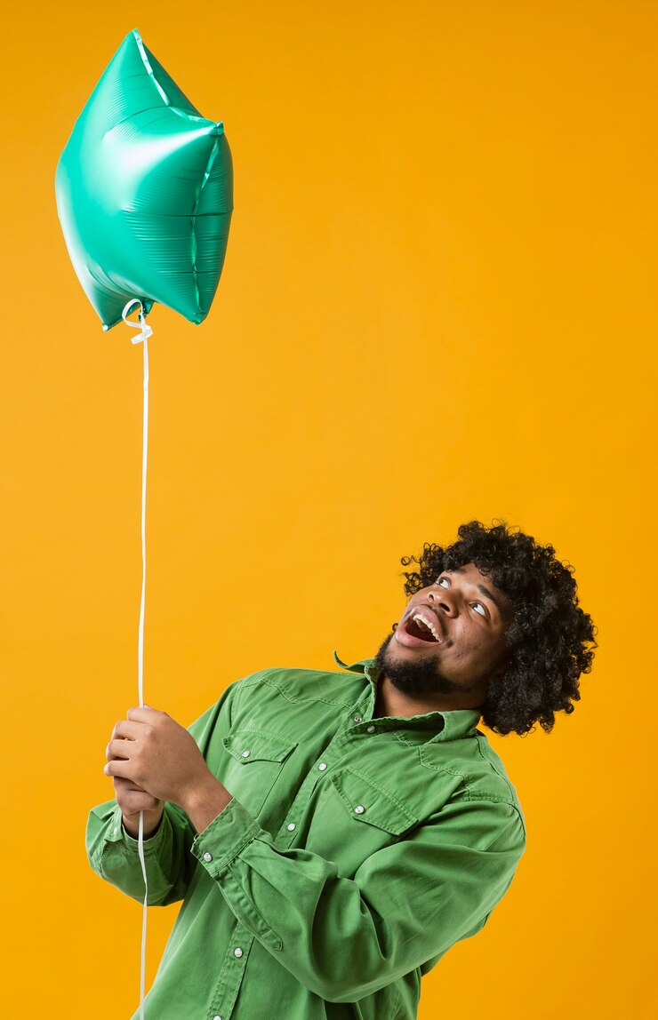 Photo gratuit portrait homme avec ballon de fête