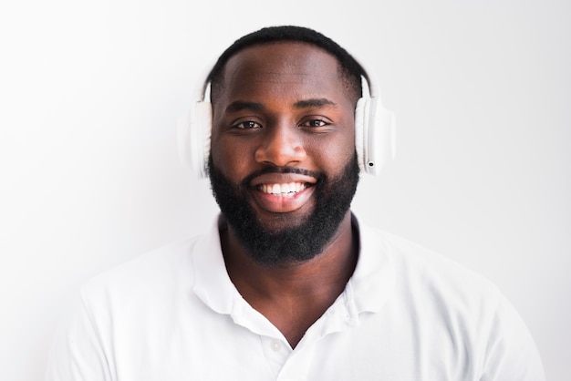 Portrait d'homme barbu avec un casque