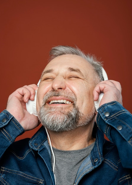 Photo gratuite portrait homme barbu avec un casque