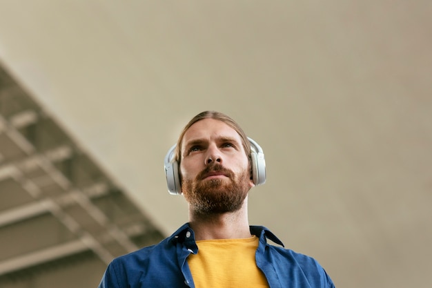 Photo gratuite portrait d'homme barbu avec un casque