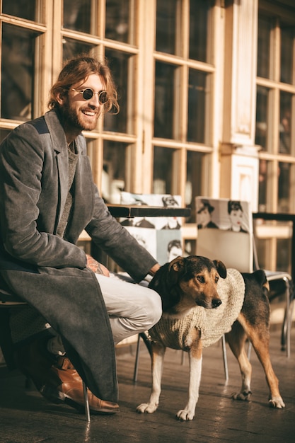 Portrait d'un homme barbu heureux habillé en manteau