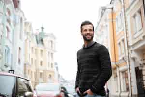 Photo gratuite portrait d'un homme barbu heureux en pull