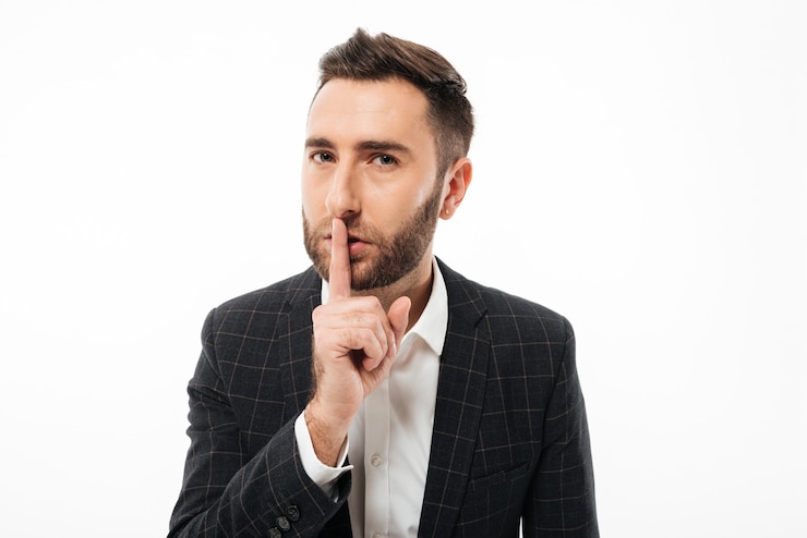 Photo gratuit portrait d'un homme barbu sérieux