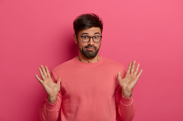 Portrait d'homme barbu soulève des paumes, montre beig non impliqué ou coupable