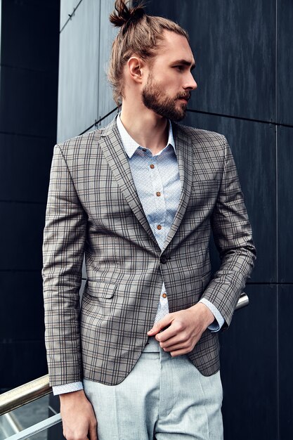 Portrait d'un homme beau sexy vêtu d'un élégant costume à carreaux beige