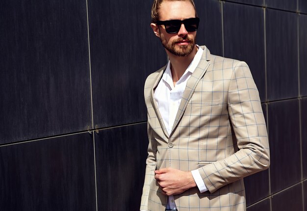 Portrait d'un homme beau sexy vêtu d'un élégant costume à carreaux beige