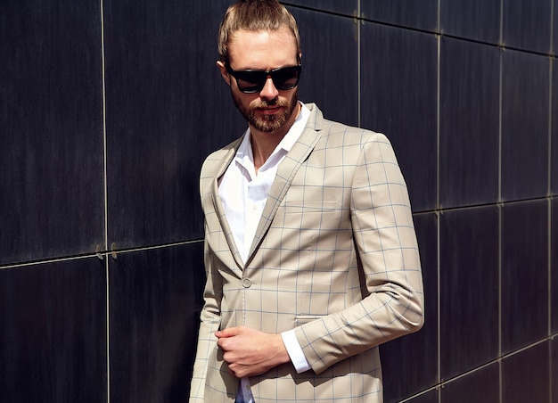 Portrait d'un homme beau sexy vêtu d'un élégant costume à carreaux beige