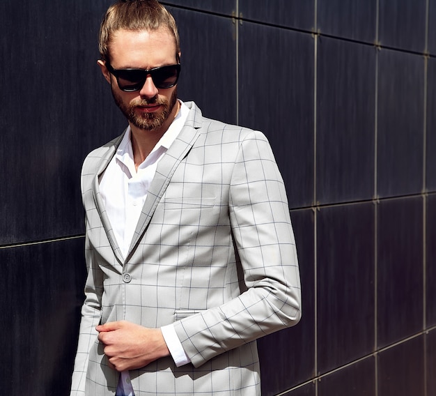 Portrait d'un homme beau sexy vêtu d'un élégant costume à carreaux beige