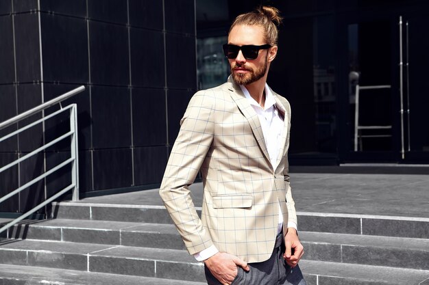 Portrait d'un homme beau sexy vêtu d'un élégant costume à carreaux beige