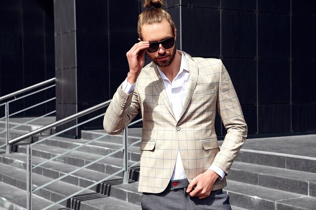 Portrait d'un homme beau sexy vêtu d'un élégant costume à carreaux beige