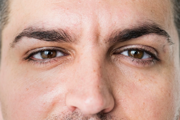 Photo gratuite portrait d'homme blanc gros plan sur les yeux