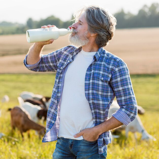 Portrait homme buvant du lait de chèvre