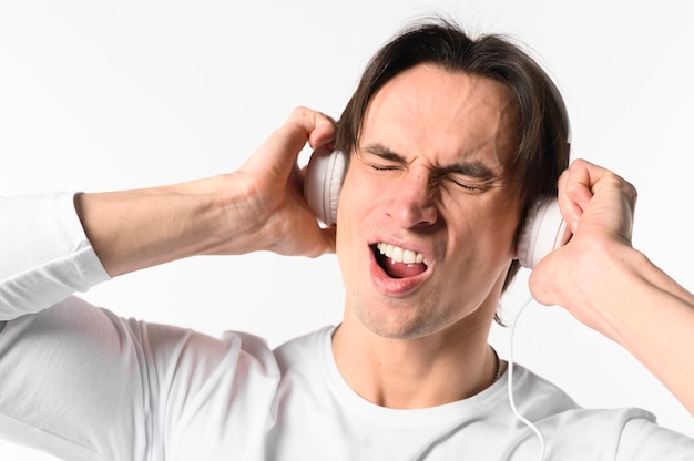 Portrait homme avec un casque