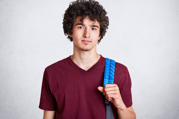 Portrait d'homme caucasien attrayant avec sac à dos bleu