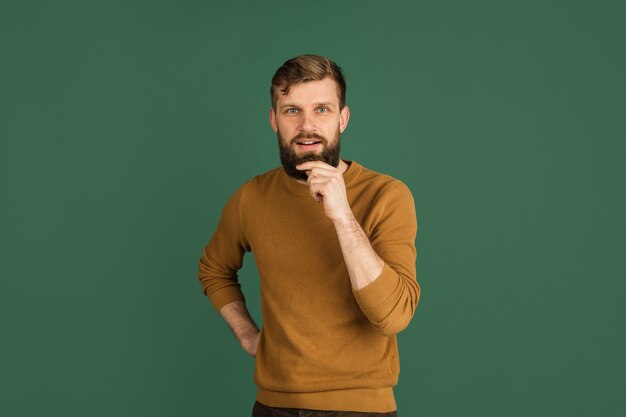 Portrait d'homme caucasien isolé sur mur vert avec copyspace