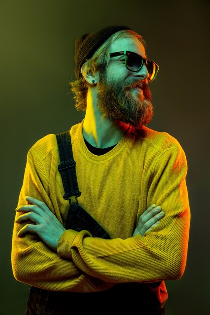 Portrait de l'homme caucasien isolé sur studio dégradé en néon