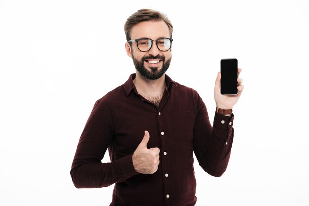 Portrait d'un homme confiant souriant à lunettes