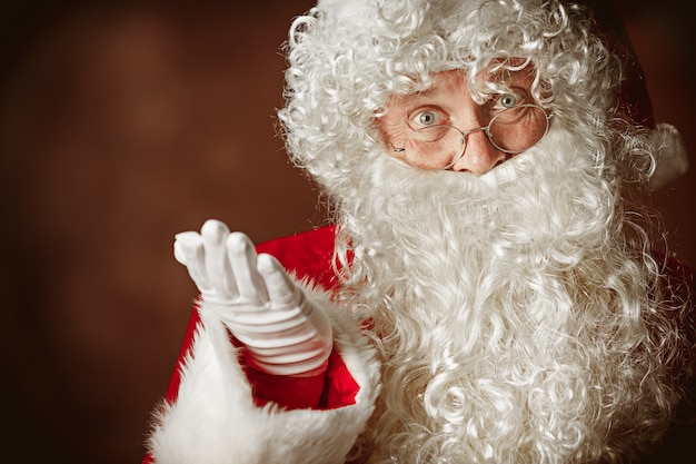 Photo gratuite portrait d'homme en costume de père noël