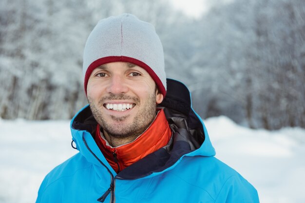 Portrait d'homme debout sur paysage enneigé