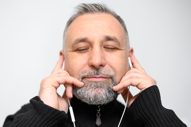 Portrait d'homme écoutant de la musique, les yeux fermés