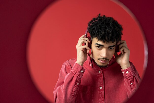 portrait d'homme écoutant de la musique