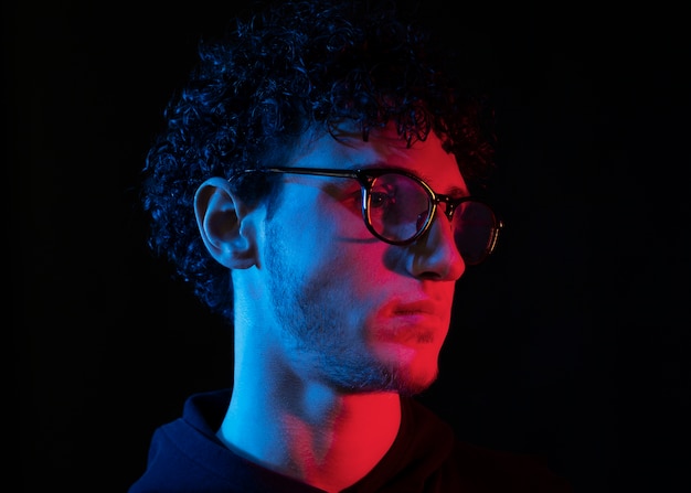 Portrait d'homme avec des effets visuels de lumières bleues