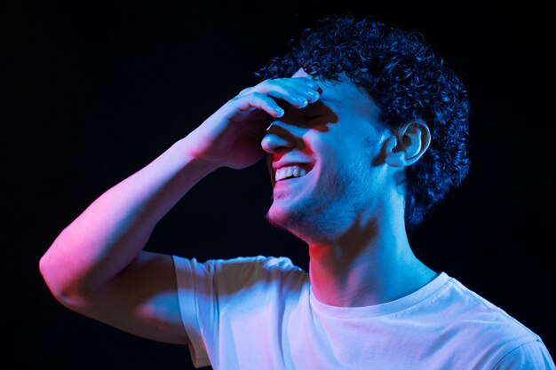 Portrait d'homme avec des effets visuels de lumières bleues