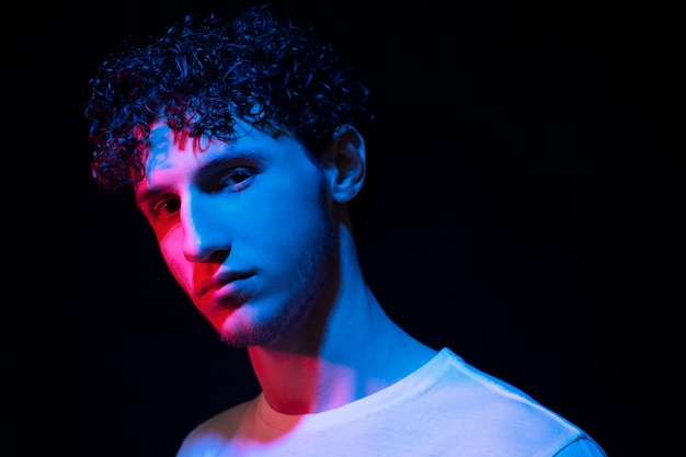 Portrait d'homme avec des effets visuels de lumières bleues