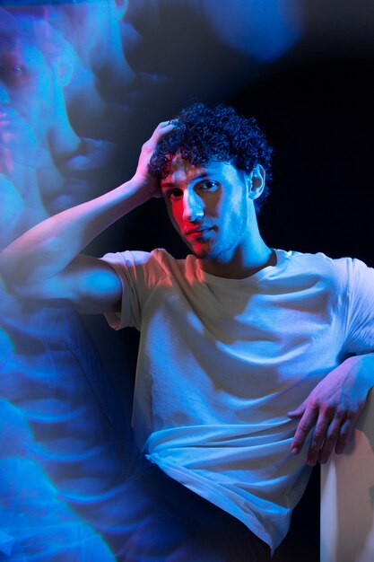 Portrait d'homme avec des effets visuels de lumières bleues