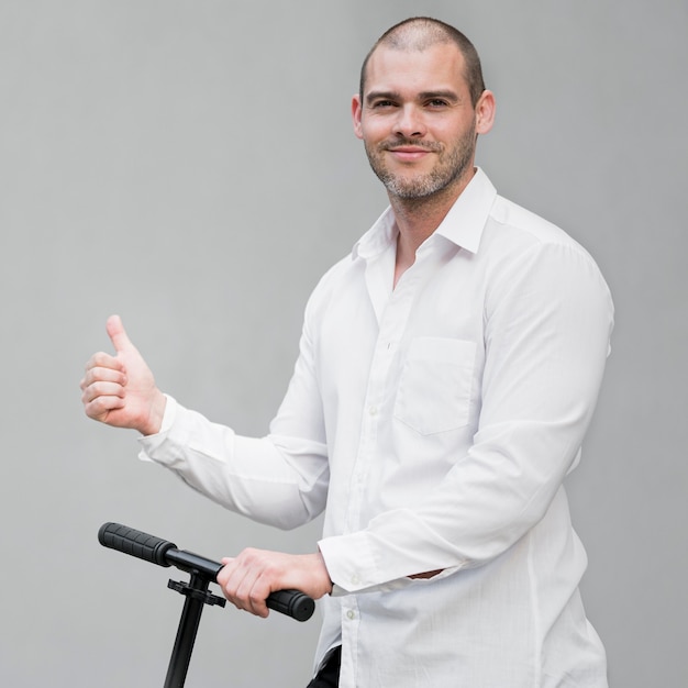 Portrait d'homme élégant heureux de rouler en scooter