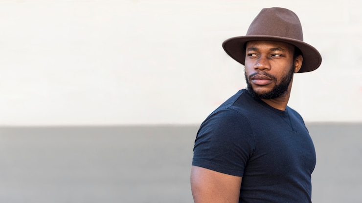 Photo gratuit portrait d'homme élégant portant un joli chapeau avec espace copie