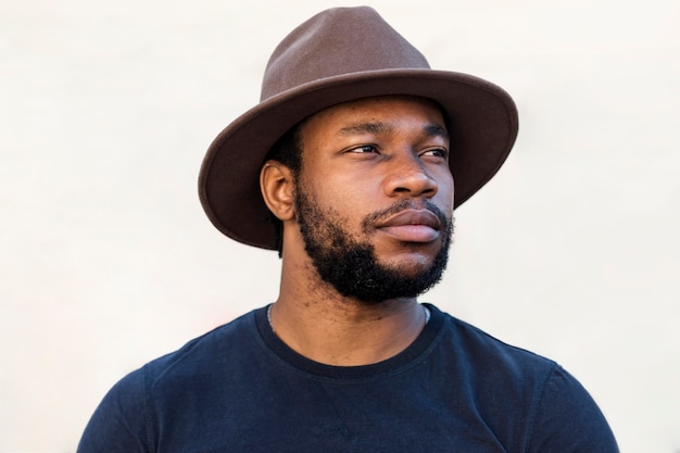 Portrait d'homme élégant portant un joli chapeau