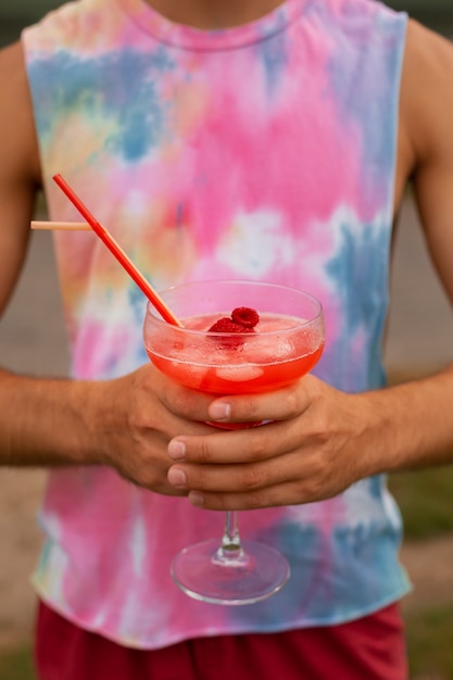 Photo gratuite portrait d'homme en été avec une esthétique des années 80 et des cocktails