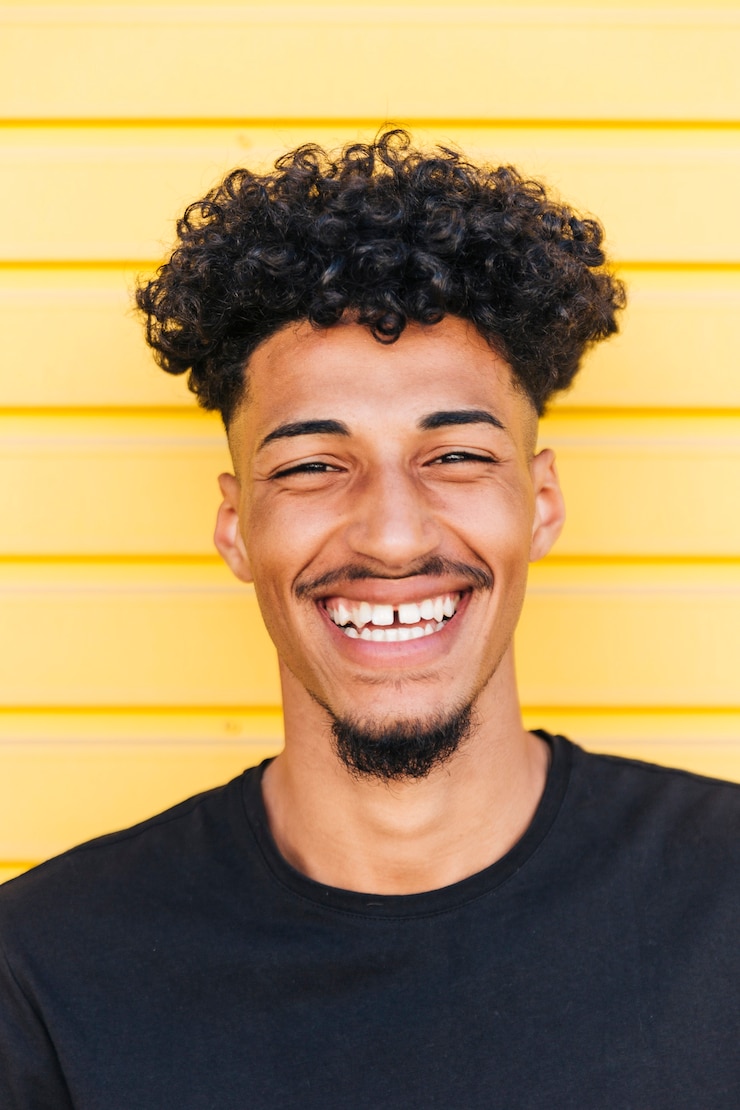 Photo gratuit portrait d&#39;homme ethnique gai