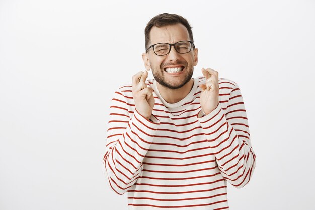 Portrait d'homme européen intense nerveux à lunettes noires