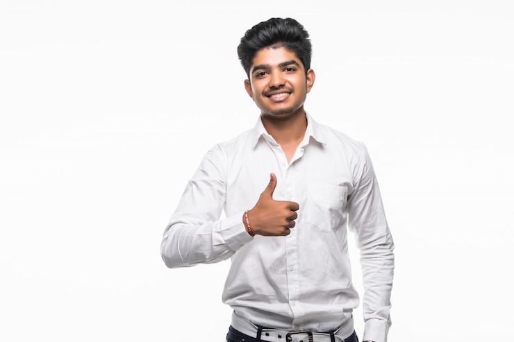 Photo gratuit portrait d'un homme excité en tenue de soirée donnant le pouce contre le mur blanc