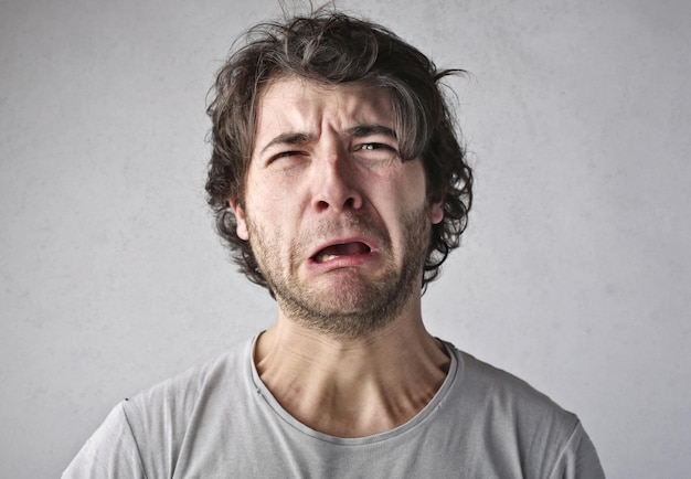 portrait d'un homme à l'expression désespérée