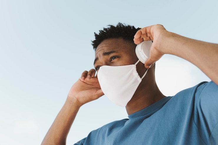 Photo gratuit portrait d'homme à l'extérieur avec un casque et un masque facial