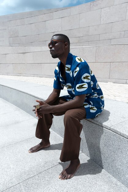 Portrait d'homme à l'extérieur en tenue africaine traditionnelle