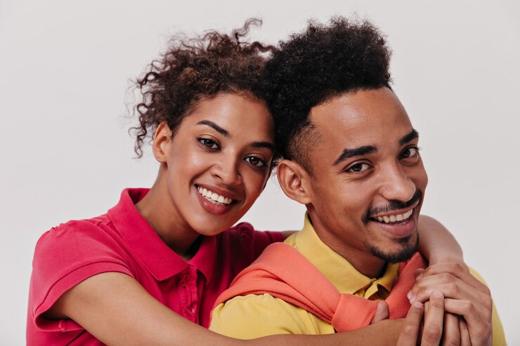 Photo gratuit portrait d'homme et de femme étreignant dans un mur isolé