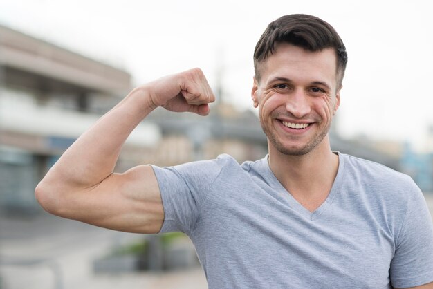 Portrait d'un homme fort souriant