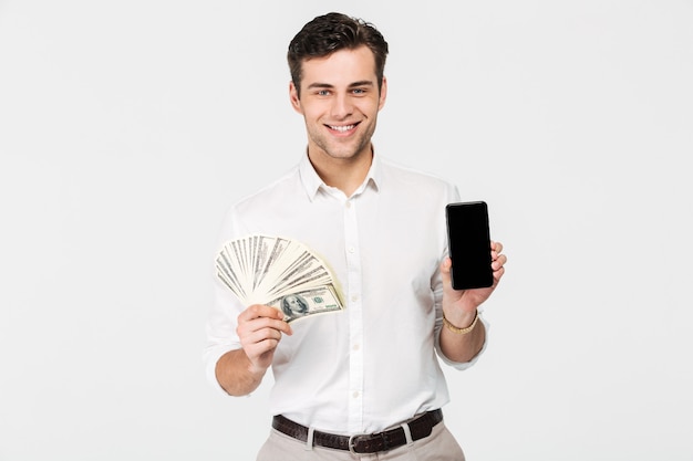 Photo gratuite portrait d'un homme gai souriant