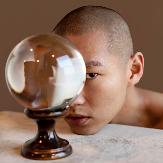 Portrait homme avec globe